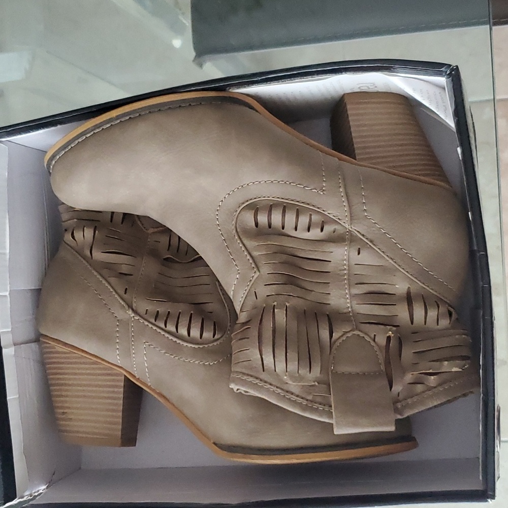 Bucco Capensis Bluebell taupe ankle boots